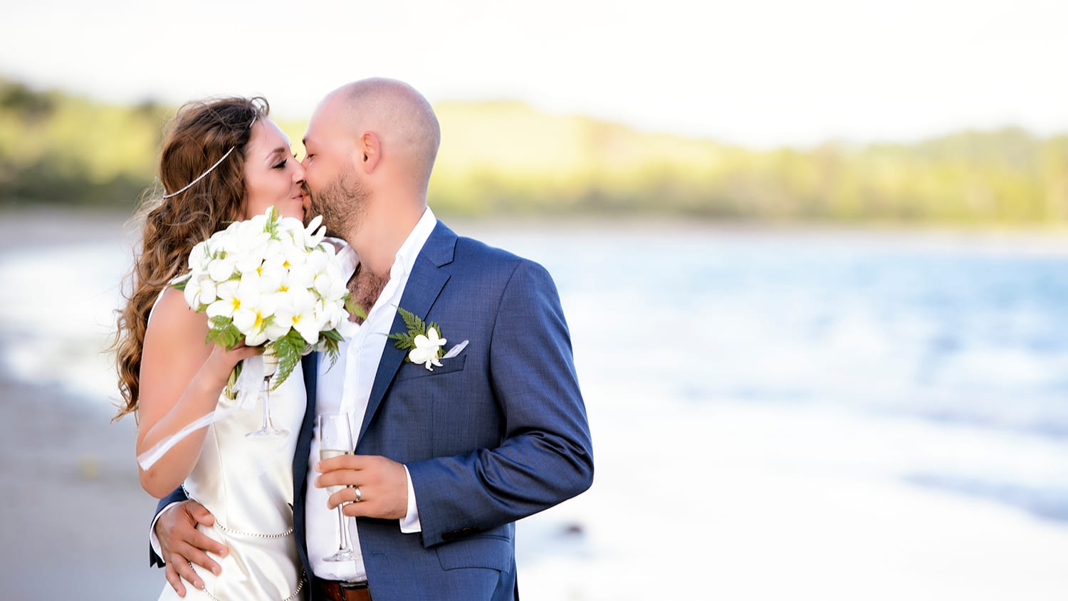 couple kissing